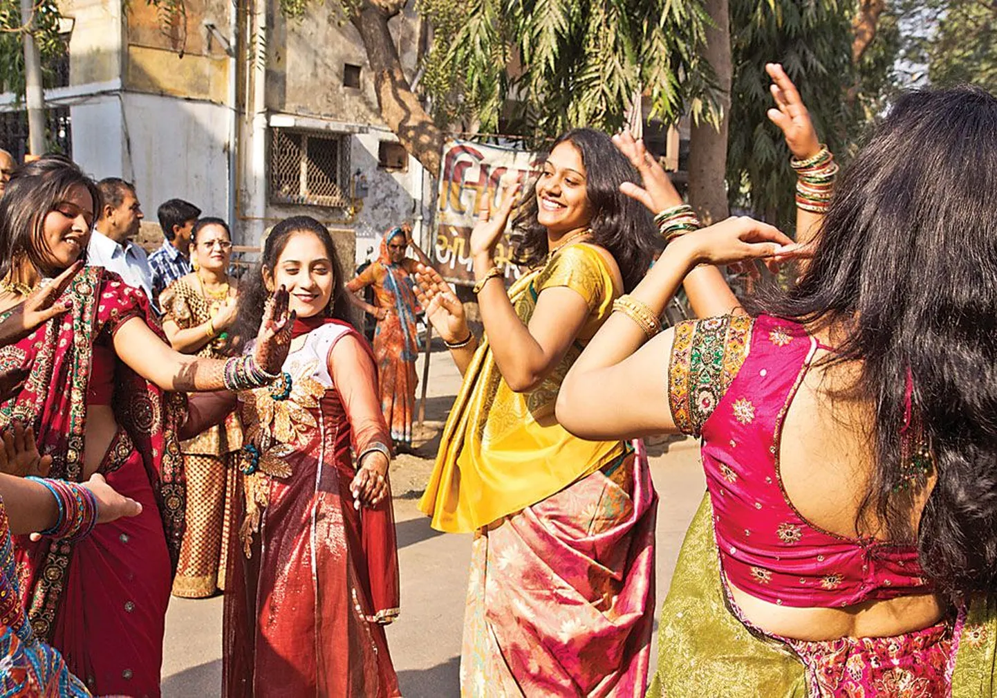 Танцующие гости во время свадебного шествия в индийском штате Гуджарат.