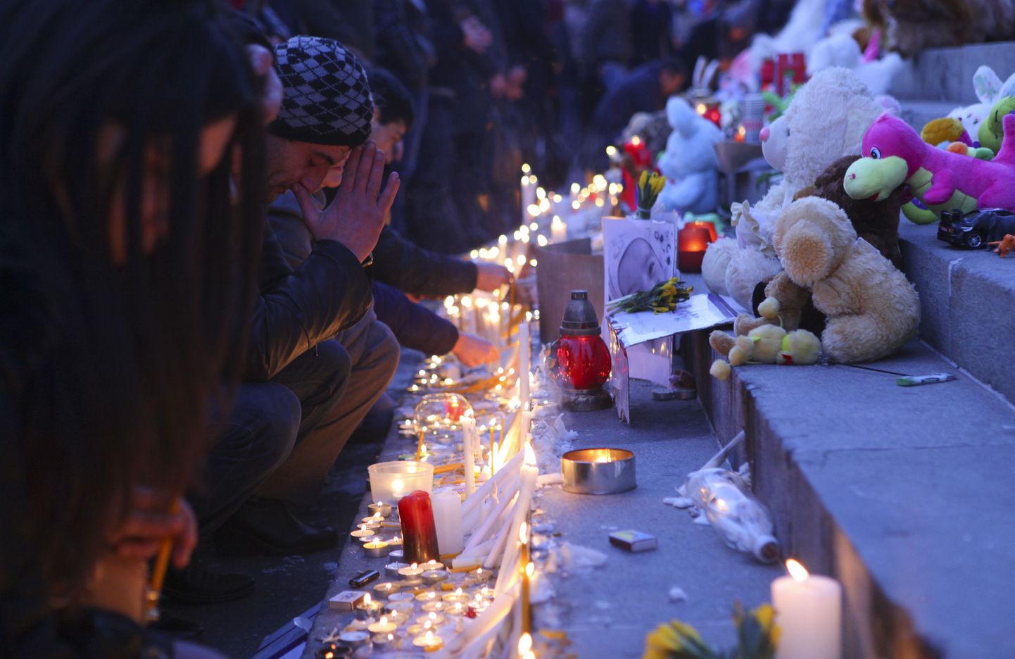 Pärast seda, kui ka kuuekuune Sergei Avetisjan suri, viisid inimesed Jerevani Vabaduse väljakule tema mälestuseks lilli, küünlaid ja mänguasju.