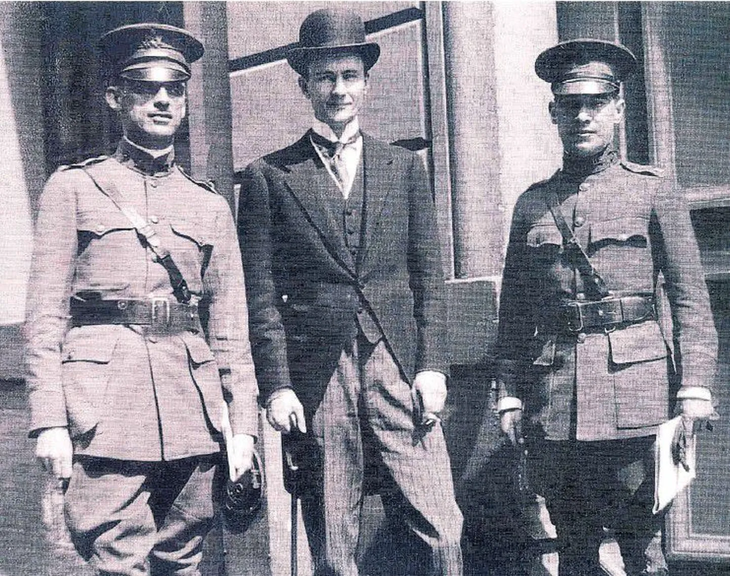 Samuel Eliot Morison (keskel) ning tema kolleegid Walter Pettitt (vasakul) ja Stuart Montgomery (paremal) Pariisi rahukonverentsil 1919. aastal.