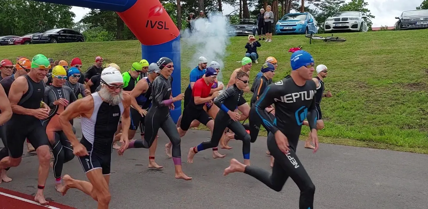 Voka juubelitriatloni start.