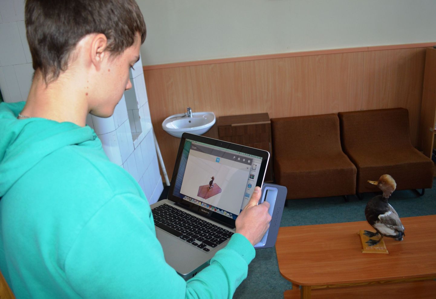 Valga gümnaasiumi 10.c klassi õpilane Erik Kortšinski skaneerib arvutisse laual seisvat parti.