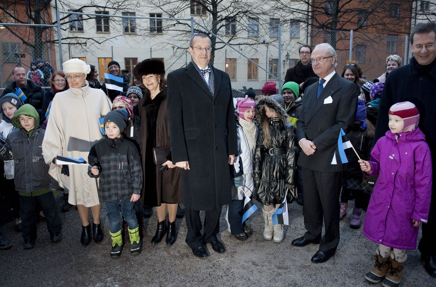 Stockholmi Eesti kooli juures seisavad (vasakul) Evelin Ilves, kuninganna Silvia, president Toomas Hendrik Ilves ja kuningas Carl XVI Gustaf.