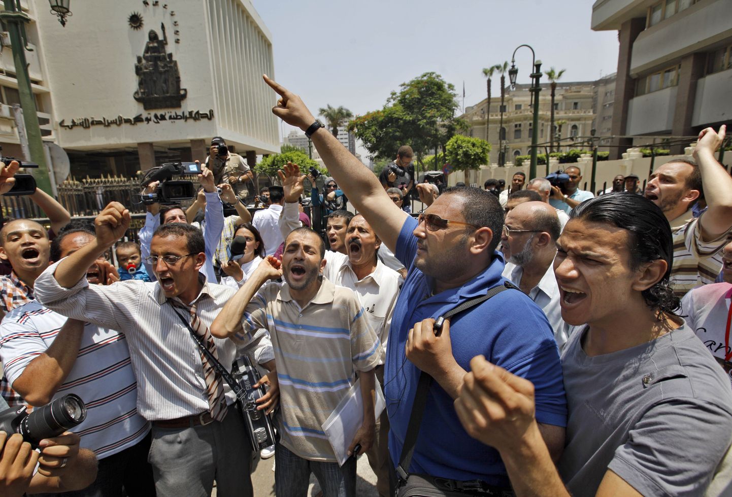 Sõjaväelise võimu vastased aktivistid Egiptuse parlamendi juures 19. juunil