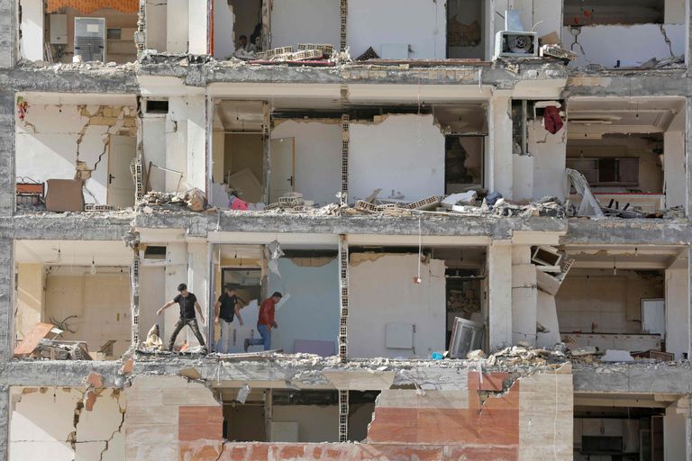 Maavärina tagajärjel purunenud hoone Iraagis