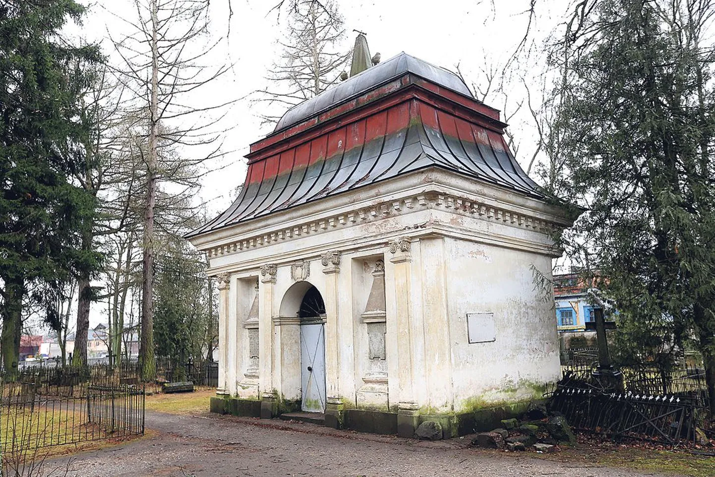 18. sajandi lõpus ehitatud Telleri kabelit kutsusid toonase Dorpati elanikud hoone vaskplekist katuse pärast punaseks kabeliks. Muinsuskaitseameti toetuse abil asendatakse tänavu kabeli katuse vana tsinkplekk taas vaskplekiga.