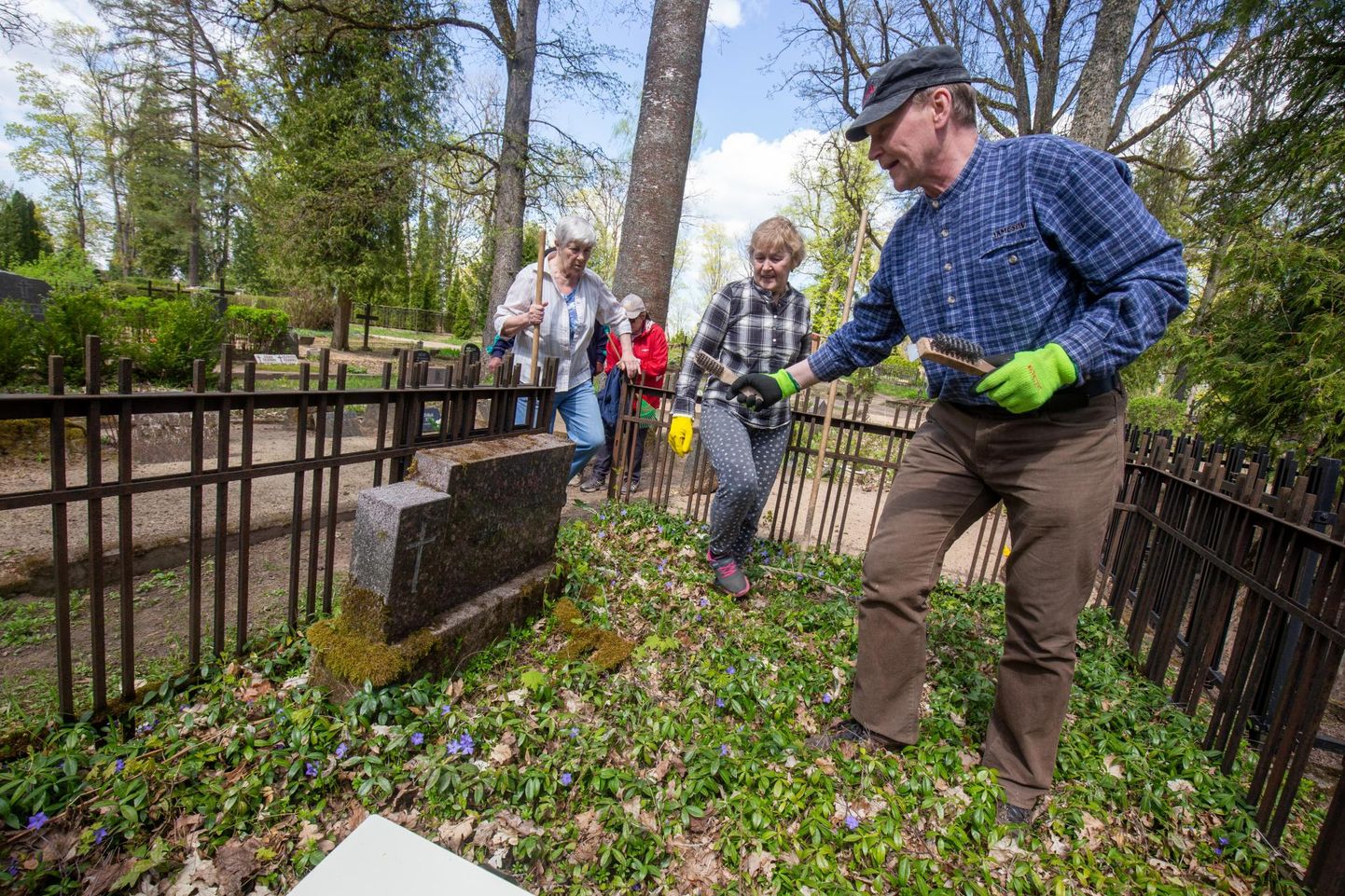 Minevikust hoolivad inimesed alustasid Viljandi Vanal kalmistul vabadussõjas langenute kalmude ja hauatähiste korrastamist. Esiplaanil on aktsiooni eestvedaja Jaak Pihlak.