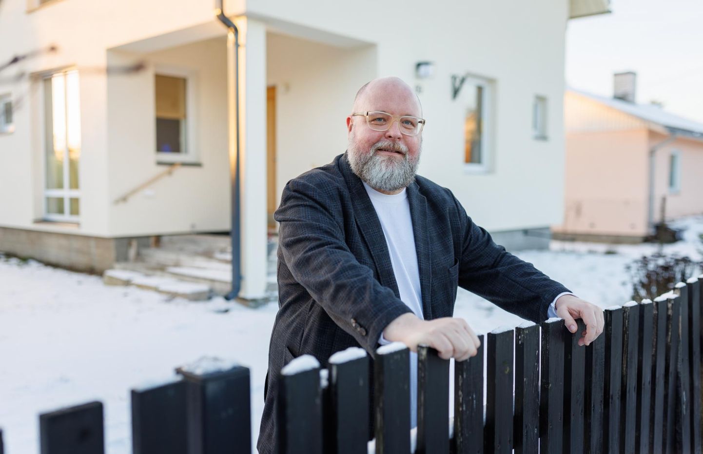 Postimehe aasta arvamusliider helilooja Jüri Reinvere oma Mähe kodu väravas.