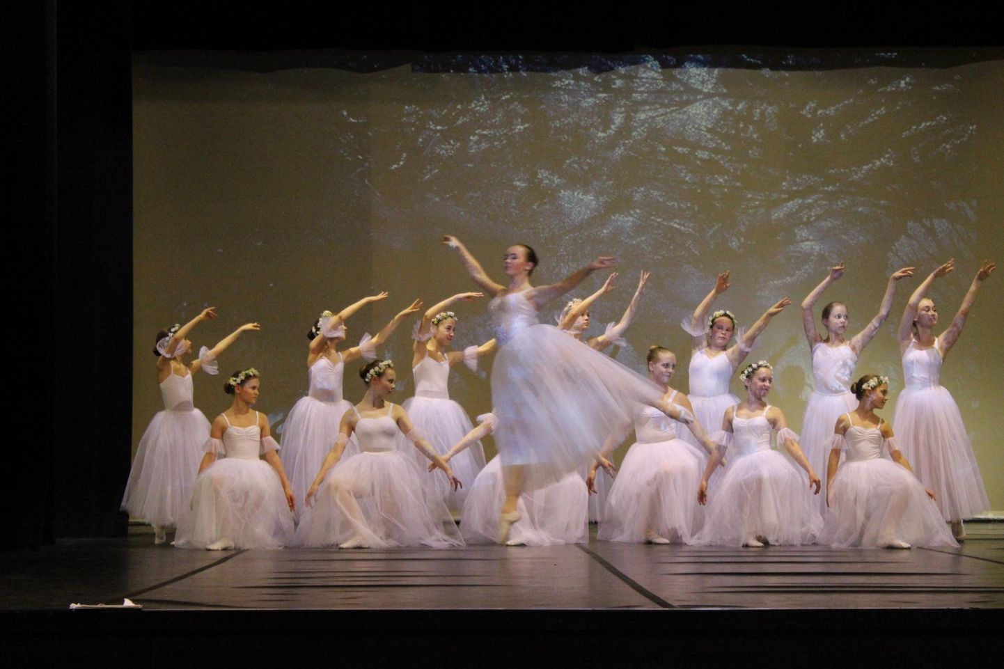 Homme näeb Rakvere teatri laval balletigalal ka Kaurikooli balletiklassi lapsi.