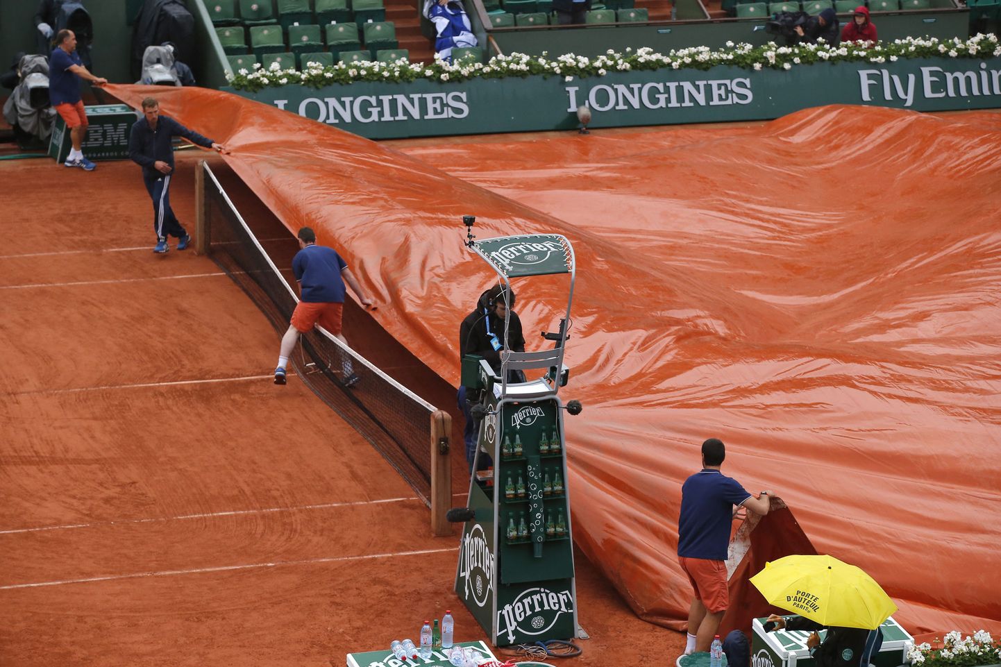 Vihm segab teist päeva järjest tõsiselt Prantsusmaa lahtistel tennisemeistrivõistlustel mängimist.