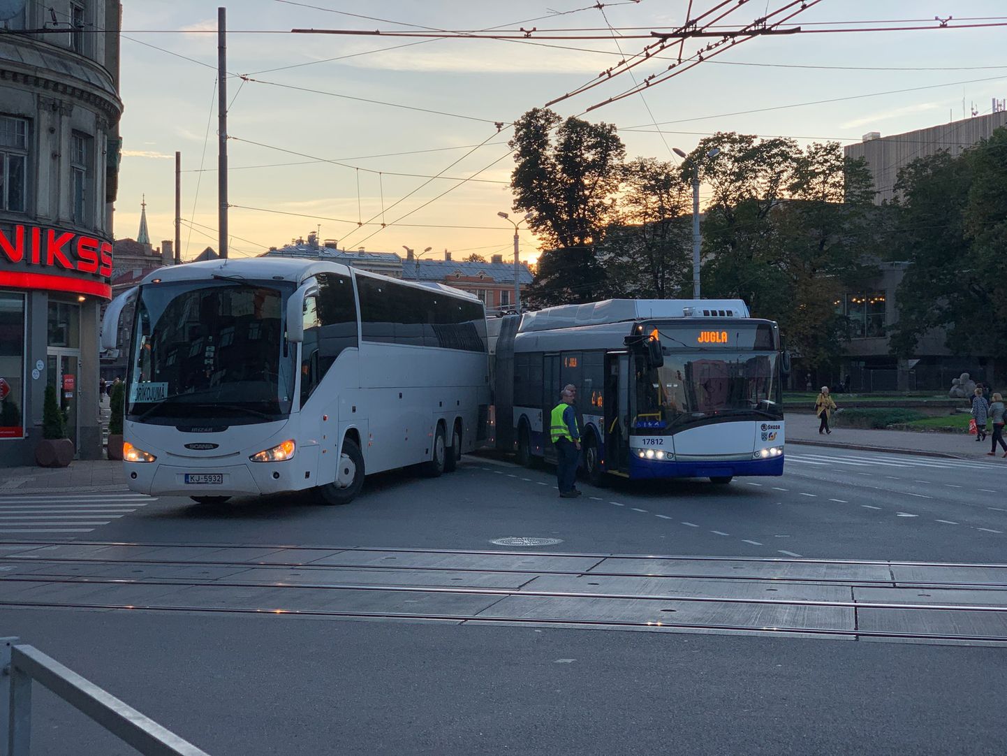 Столкновение автобуса и троллейбуса в Риге