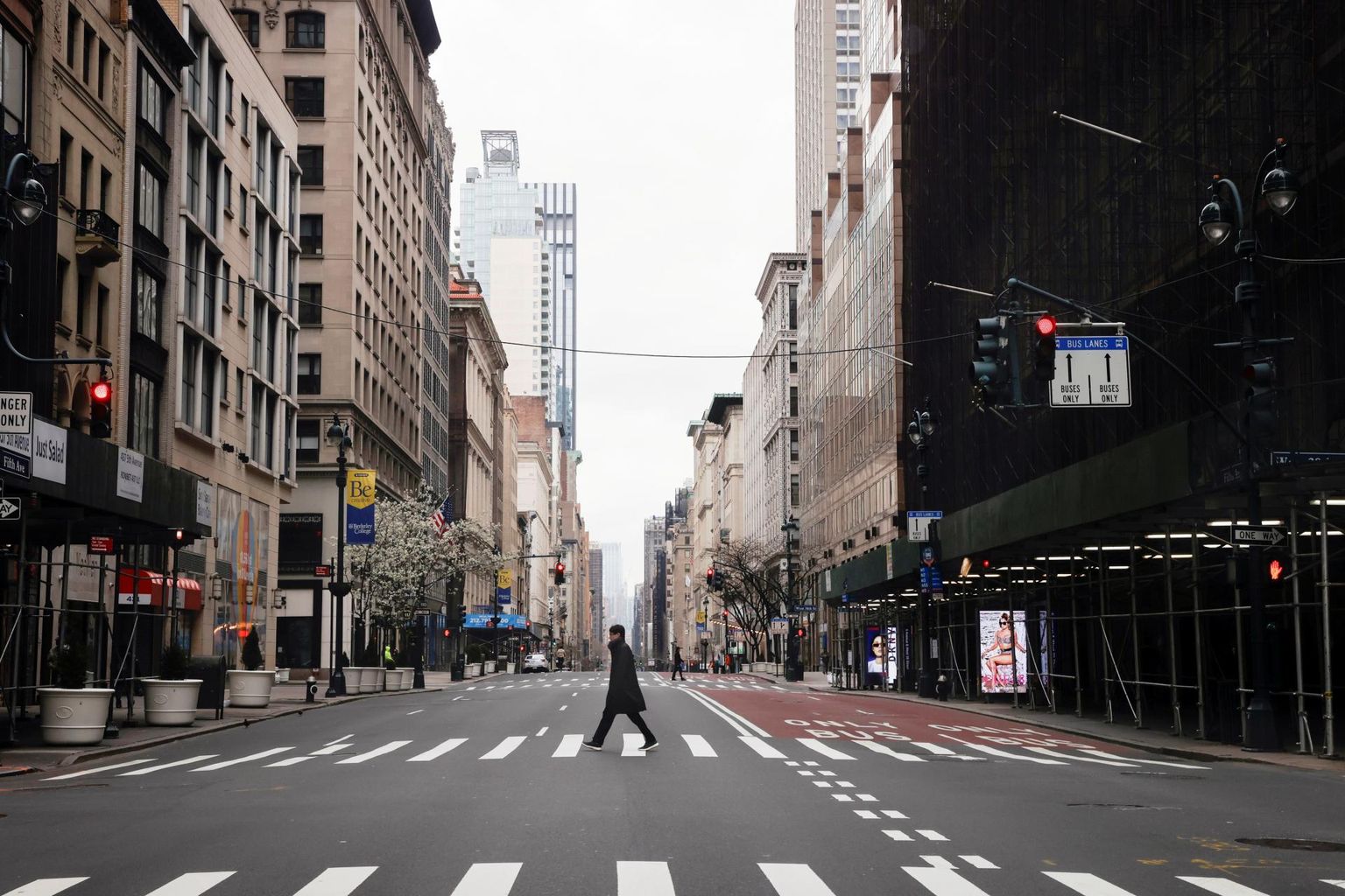 New Yorgis Manhattanil asuv Viies avenüü on karantiini tõttu peaaegu inimtühi. 