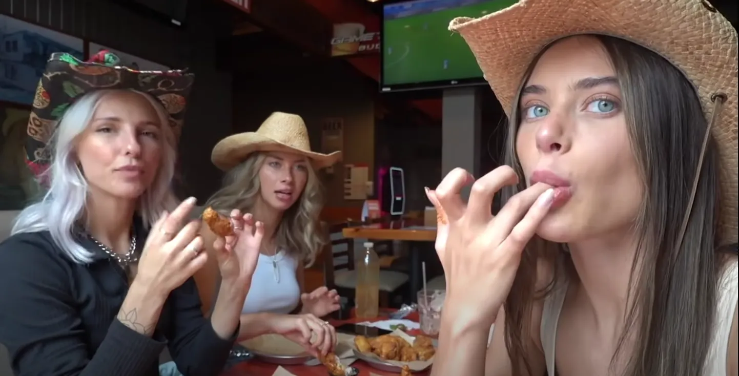 Lana Rhoades sõbrannadega Hootersi restoranis.