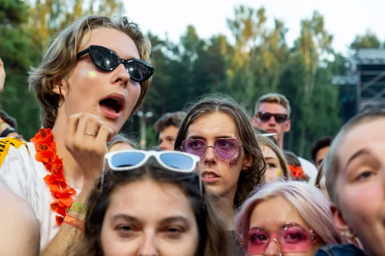 Festivalikülaliste pilgud.