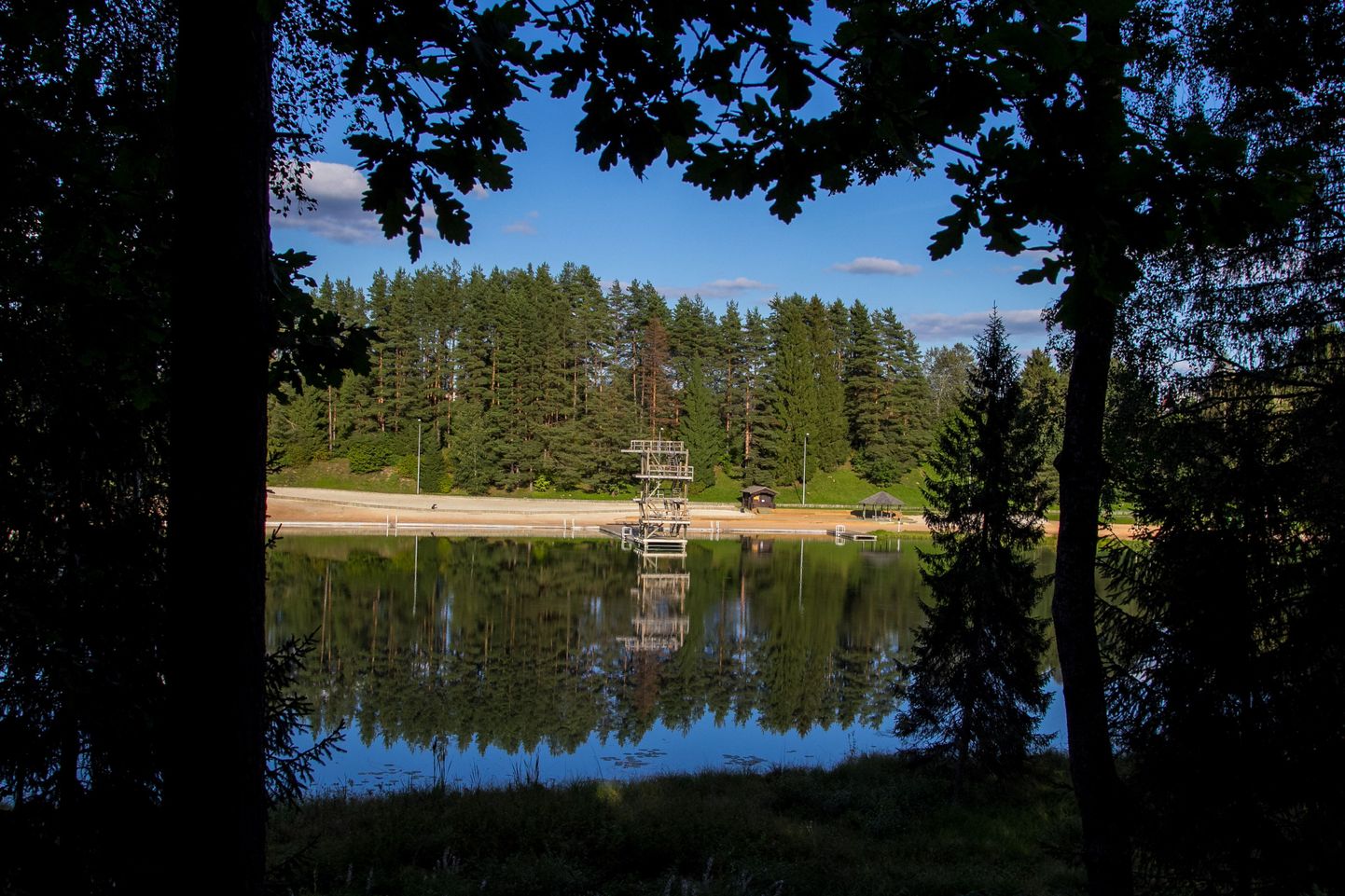 Uhke mõisa, kaksiklinna ja vesiveski kõrval pakuti kultuuriväärtuslikuks objektiks ka eriti suvisel ajal kaunist Vanamõisa järve.