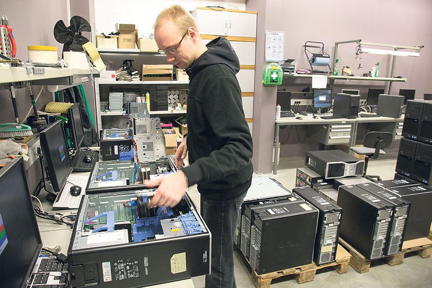 IT-tehnik Kaspar Kiltmaa vahetab arvutil kõvakettaid.