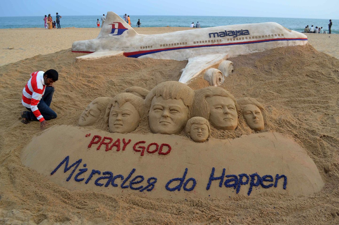Malaysia Airlinesi kadunud lennu MH370 mälestuseks loodud liivaskulptuur