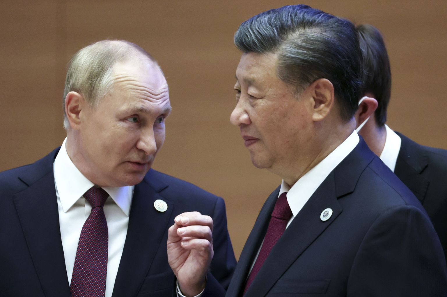 Kara noziedznieks Vladimirs Putins un Ķīnas prezidents Sji Dziņpins Šanhajas Sadarbības organizācijas samitā Samarkandā, Uzbekistānā.