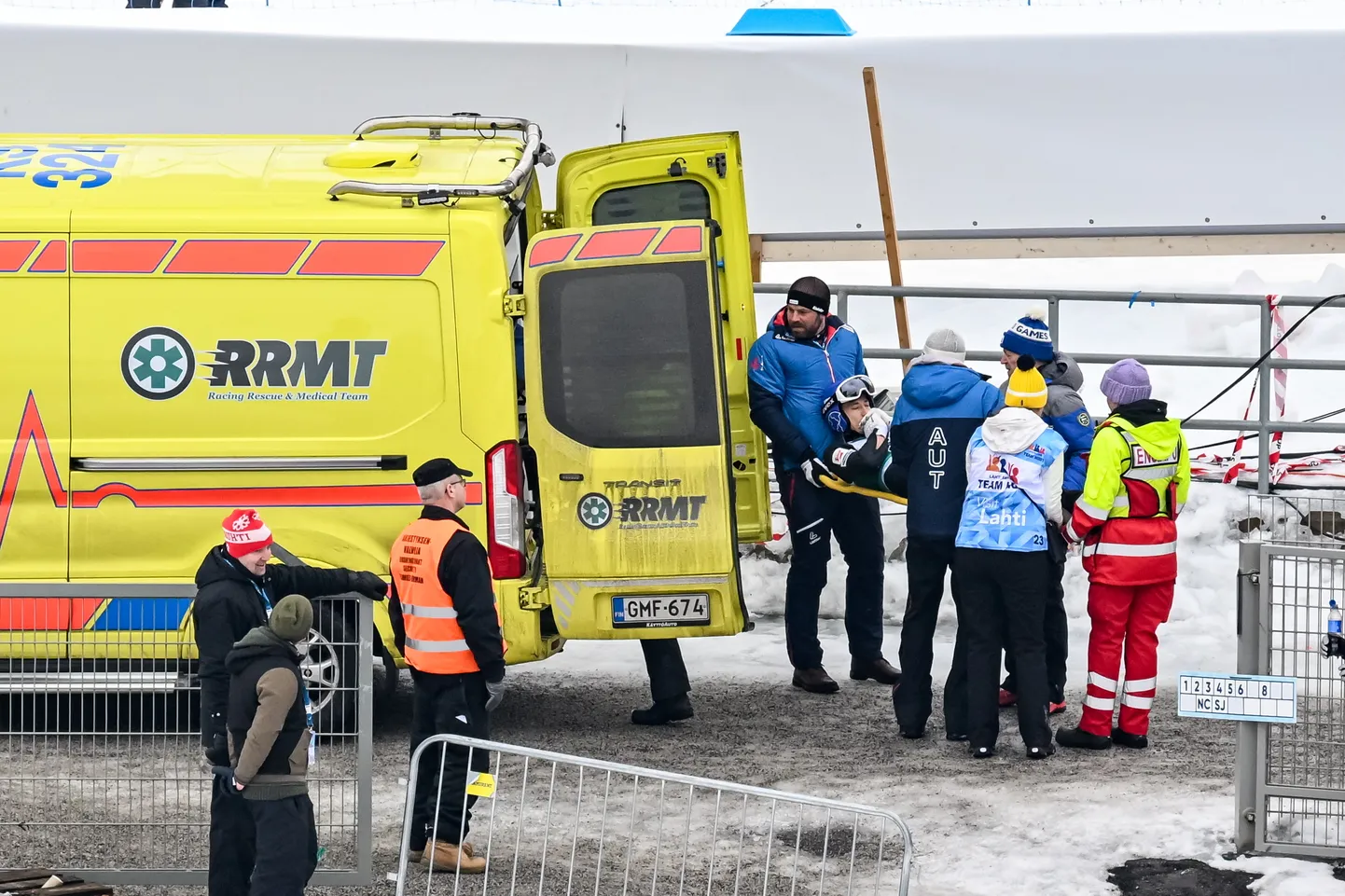Kahevõistleja Mario Seidl viidi pärast ülipikka hüpet kiirabiga haiglasse.