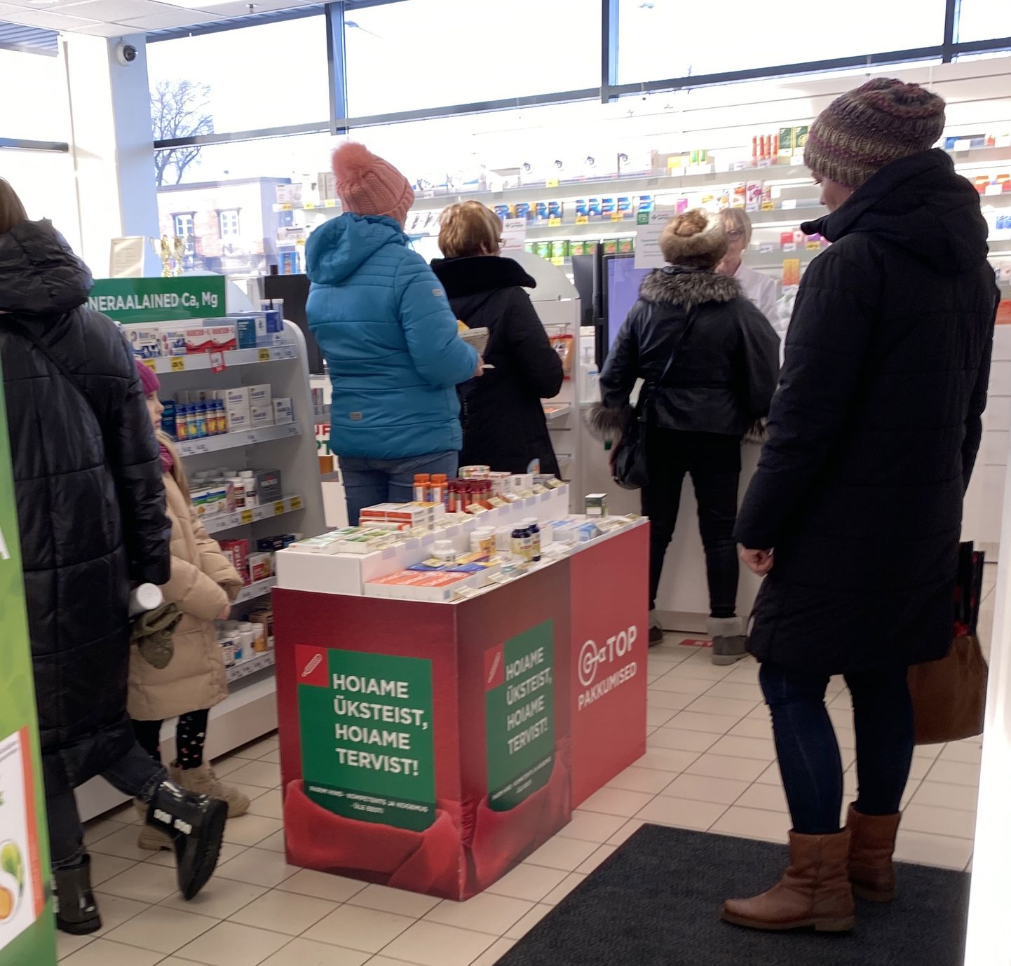 JÄRJEKORD UKSENI. Vaatepilt ühes Kuressaare apteegis 28. detsembril. Foto on illustreeriv.