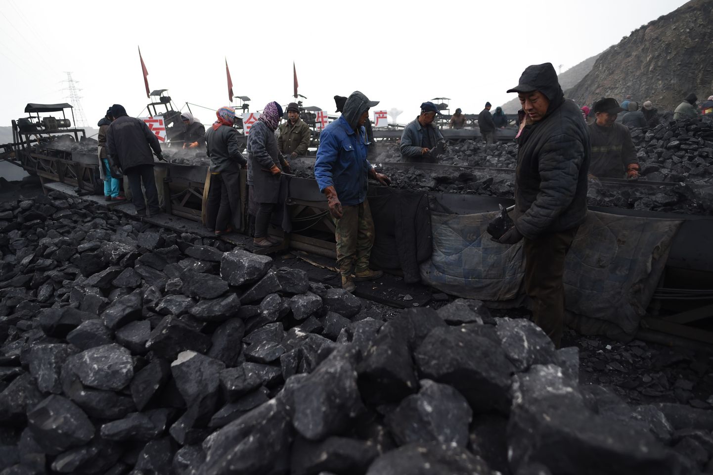 Töölised sorteerimas sütt Datongi kaevanduse lähedal Hiina põhjaosas.