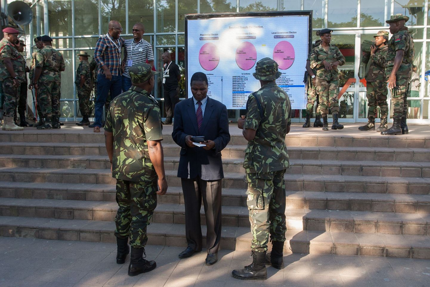 Malawi vlimiskomisjoni pressikonverentsil reisavad politseinikud kui ka ametnikud.