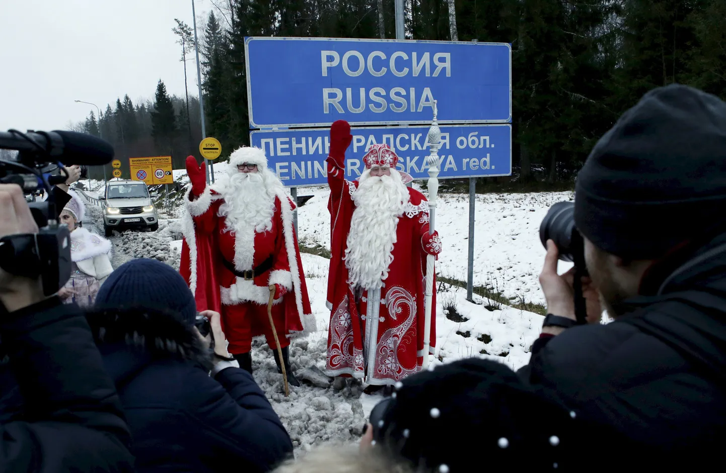 До полномасштабной войны России с Украиной граждане РФ регулярно ездили в Финляндию как к себе домой, а дружба двух стран носила уникальный для ЕС характер. На фото - ежегодная встреча русского Деда Мороза и финского Йоулупукки прямо на границе двух стран в 2019 году. В 2022 году традиция была прервана.