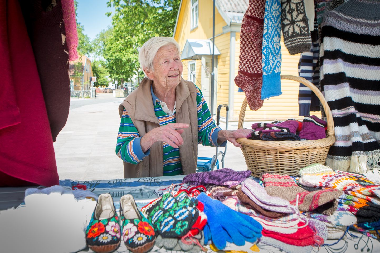 SUVISELT TURULT TALVEKS: Homme 95-aastaseks saav Klaara Priske pakub huvilistele Kuressaare turul kvaliteetset kaupa.