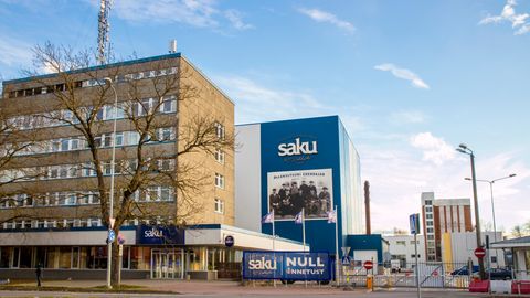Серп и молот на фасаде гимназии и солнечная электростанция в Саку: как живут в пригороде Таллинна