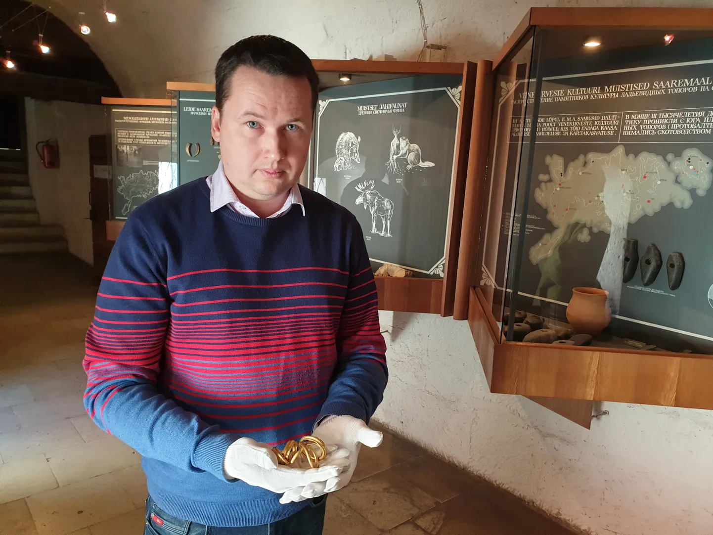 KULLALEID on Saaremaa muuseumis, kes selle kuu aja pärast vaid mõneks päevaks eksliivsel näitusel vaatamiseks välja paneb. Fotol näitab ehet peavarahoidja Priit Kivi.