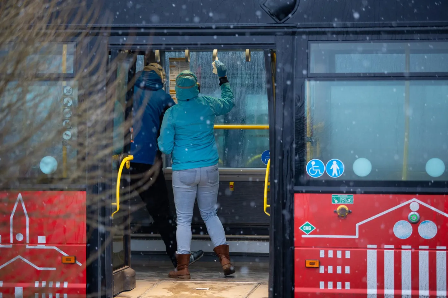 Tartu linnaliinibusse desinfitseerivad lõpp-peatustes maskiga töötajad.