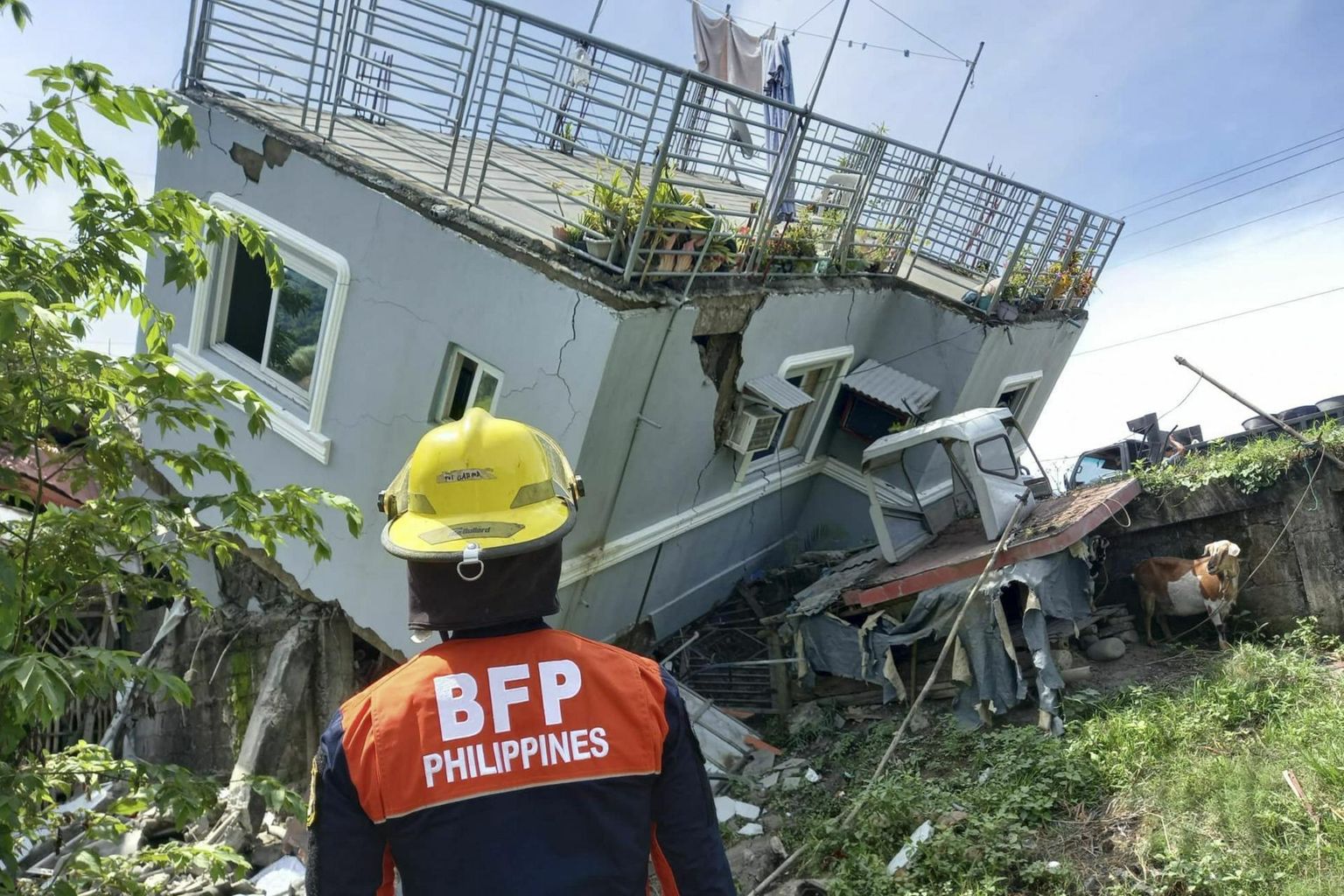 Päästjad kontrollivad maavärinas kannatada saanud maja Filipiinidel Ilocos Suri provintsis.