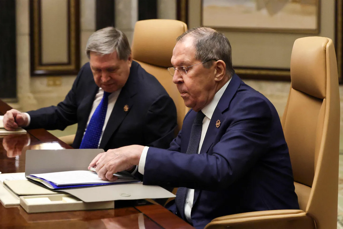 Venemaa režiimi juhi välispoliitika nõunik Juri Ušakov ja välisminister Sergei Lavrov kohtumisel Ameerika Ühendriikide delegatsiooniga 18. veebruaril Saudi Araabias Ar-Riyadis.