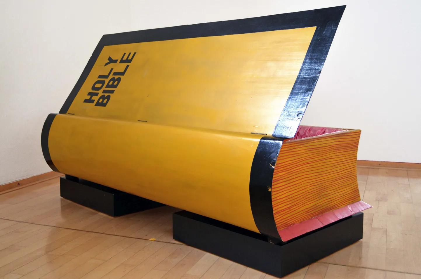 Museum für Sepulkralkultur, Kassel. Enamik kirste pärineb kirstukunstnik Paa Joe töökojast. Piibel.