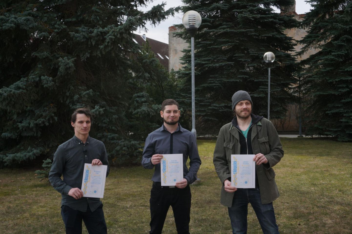Viljandi vald lennutas konkursi võitjatele diplomid kätte drooniga.
