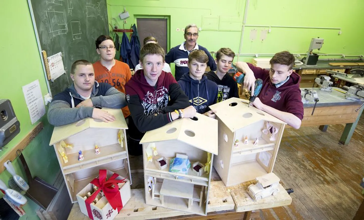 Kaare kooli lapsed tegid kolmanda heategevusprojektiga kõigile Viljandi lasteaedadele nukumajad ja lisaks said sinna sisse ka mööbei, aknakardinad ja voodikatted. Fotol on üheksanda klassi poisid ja nende tööõpetuse õpetaja Harri Künnapuu.