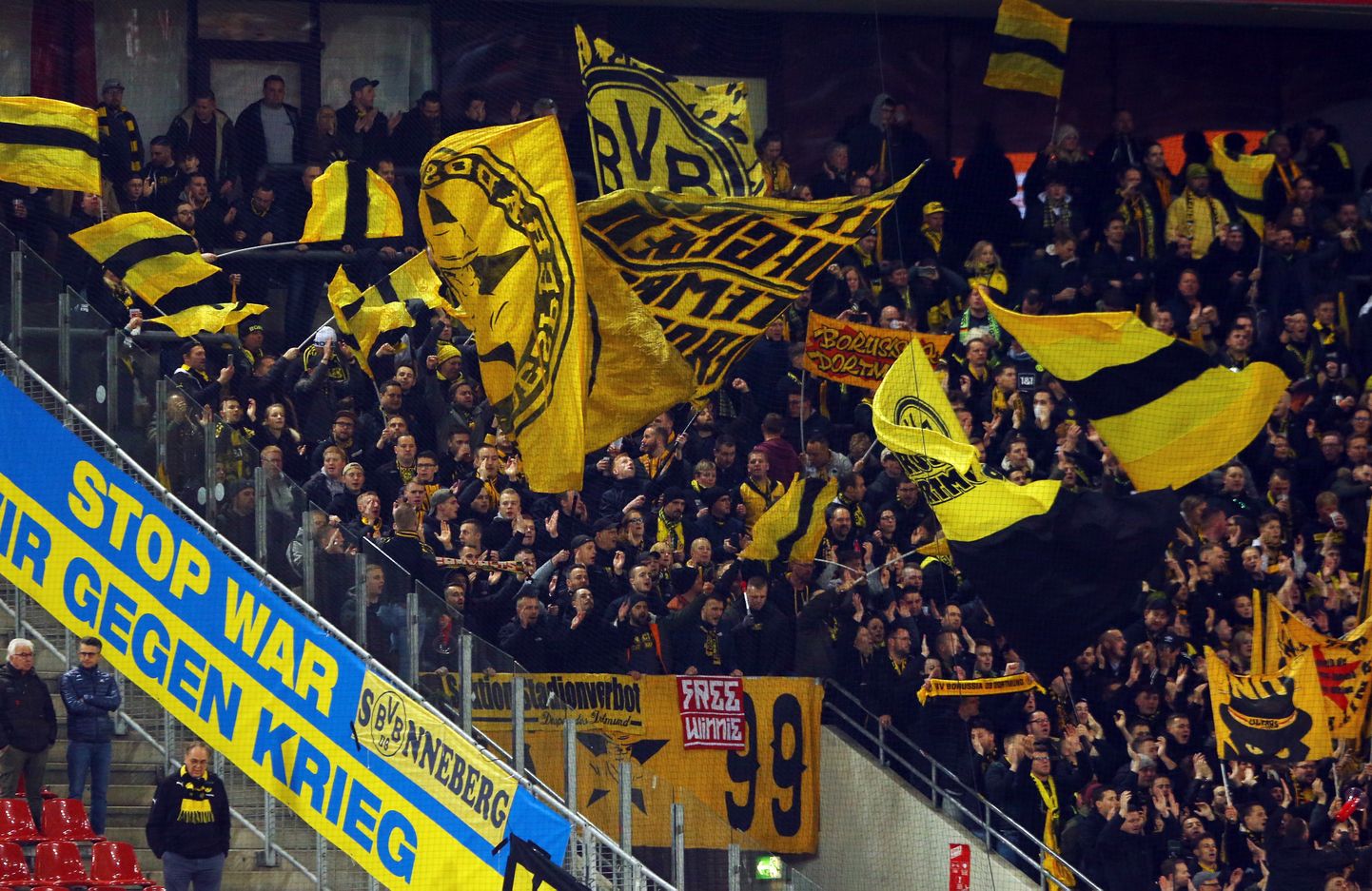 Dortmundi jalgpalliklubi avaldab pidevat toetust Ukrainale.