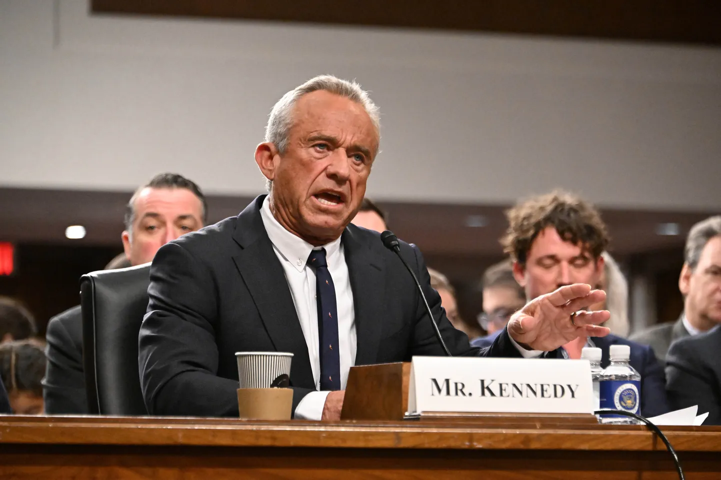Robert F. Kennedy jr selgitab 29. jaanuaril senati komitee ees oma arusaamu tervisest ja meditsiinist. Seal oli ta vaoshoitud ja kinnitas, et ta ei ole vaktsiinikriitik. Nüüdseks on olukord muutunud: leetrite vastu vaktsineerimise asemel soovitab ta erinevaid toidulisandeid.