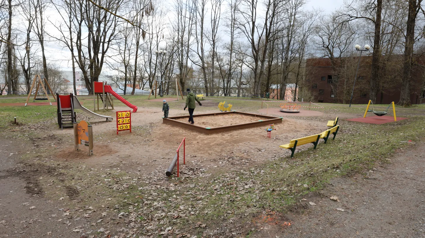 Kolmapäeva õhtuks oli ronimissein Toomemäe mänguväljakult kadunud ning karussell ümbritsetud lindiga.