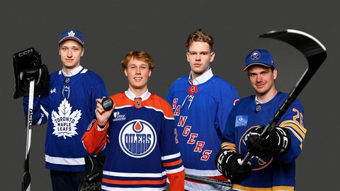 "Nedaudz "jēls", bet ar milzīgu potenciālu." Kā eksperti vērtē NHL draftā izvēlētos latviešus?