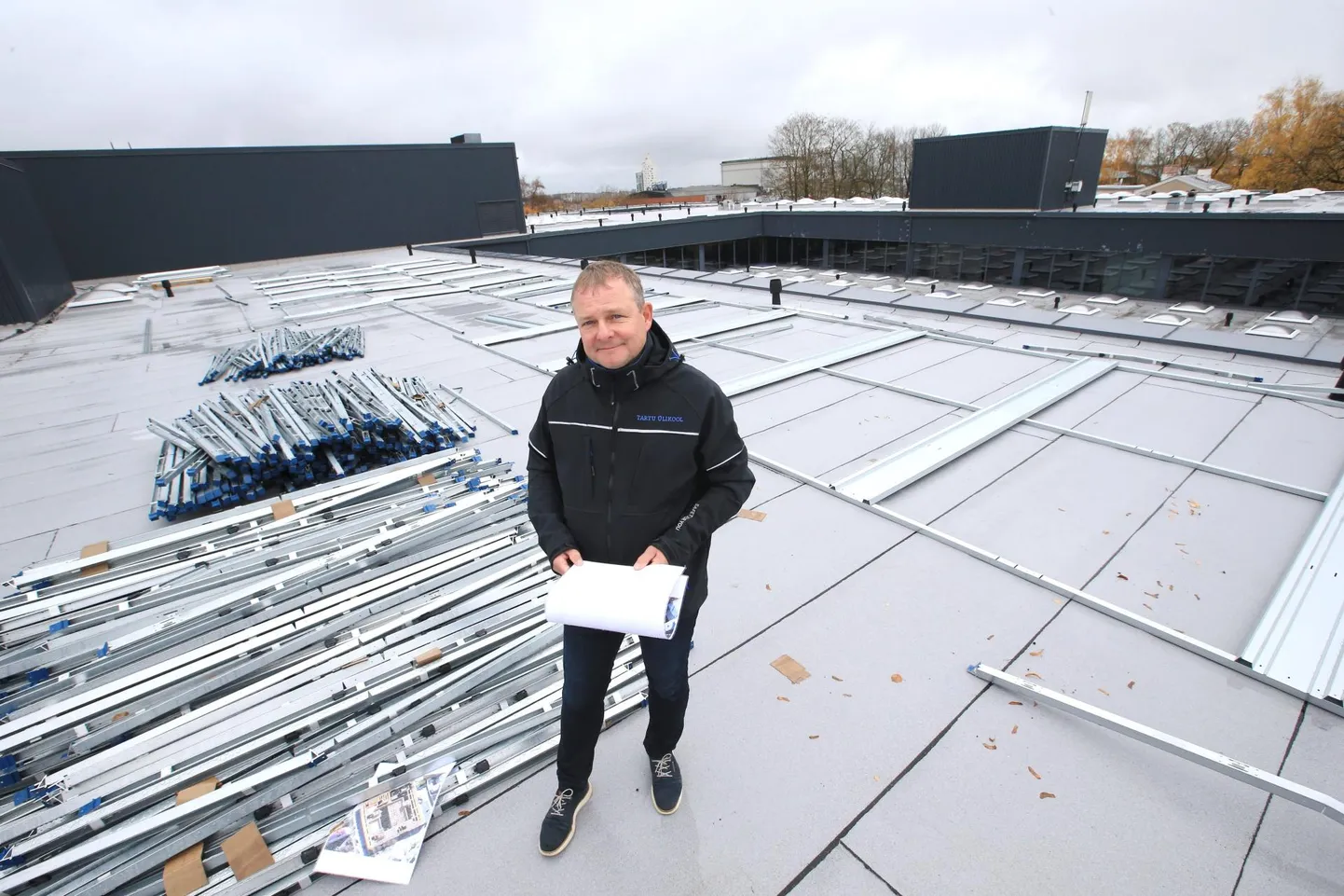 Tartu ülikooli kinnisvaraosakonna arendustalituse juht Viljo Vider käis eile raamatukogu katusel, kus peagi algab päikesepaneelide paigaldamine. See kallis töö võetakse ette kokkuhoiu eesmärgil – järgmisest aastast kasutab raamatukogu lõviosas oma elektrit.