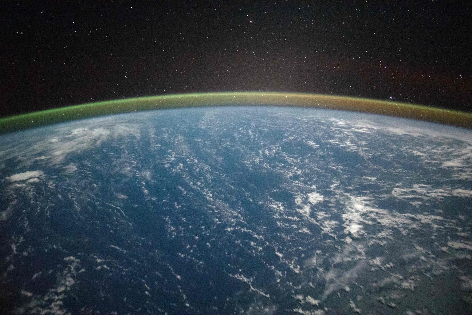 Rahvusvahelisest kosmosejaamast (ISS) 23. septembril 2021 tehtud foto Maast. Näha on Vaikset ookeani ja atmosfäärihelendust
