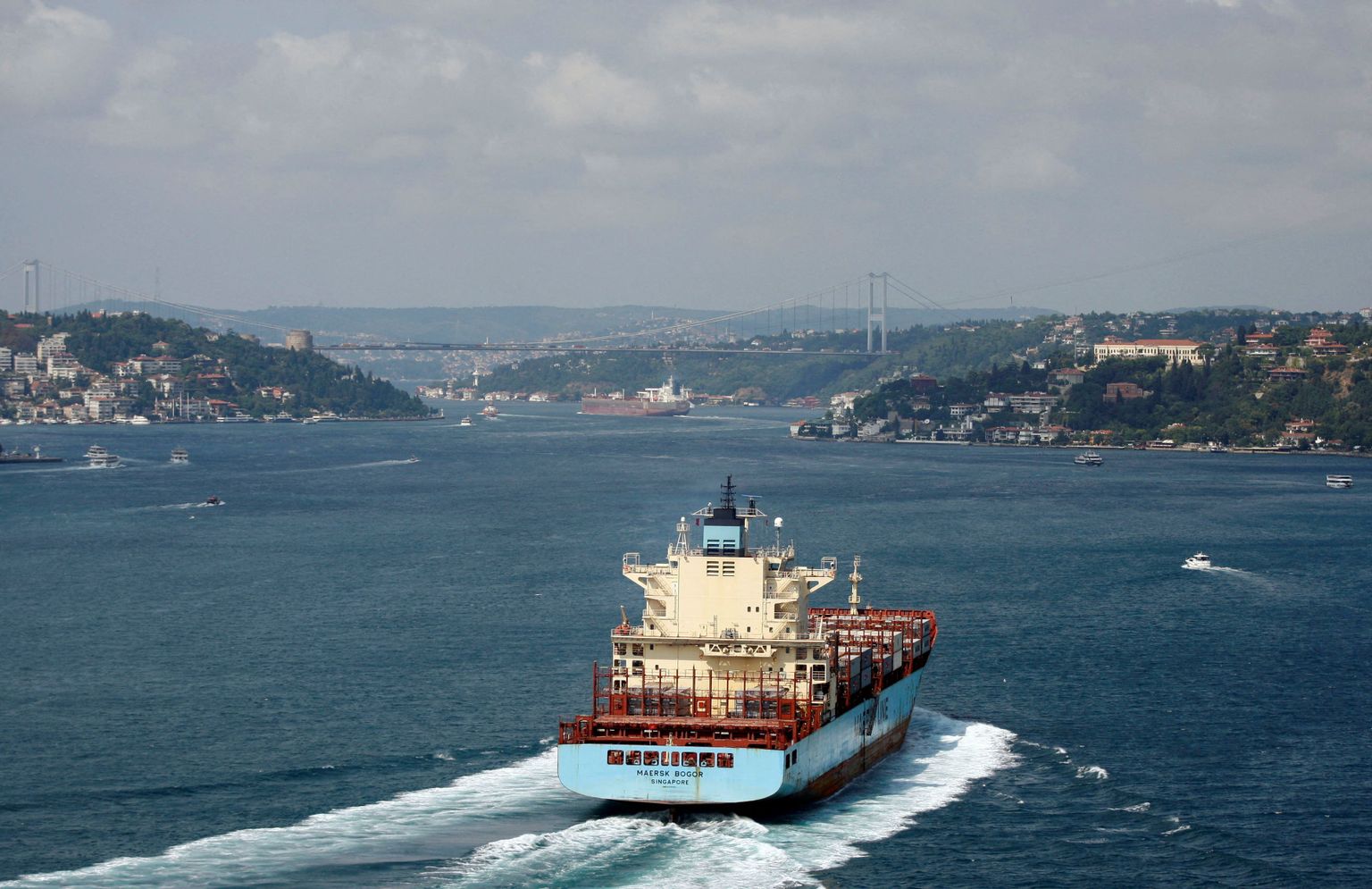 Naftatanker Istanbulis liikumas läbi Bosporuse Mustale merele.