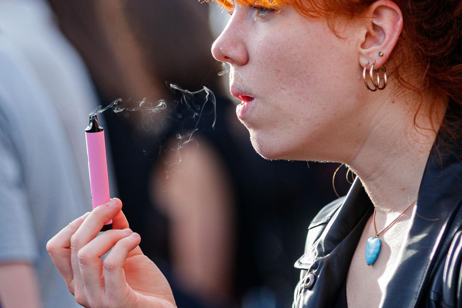 Noored tarvitavad e-sigarette tihtipeale avalikes kohtades.