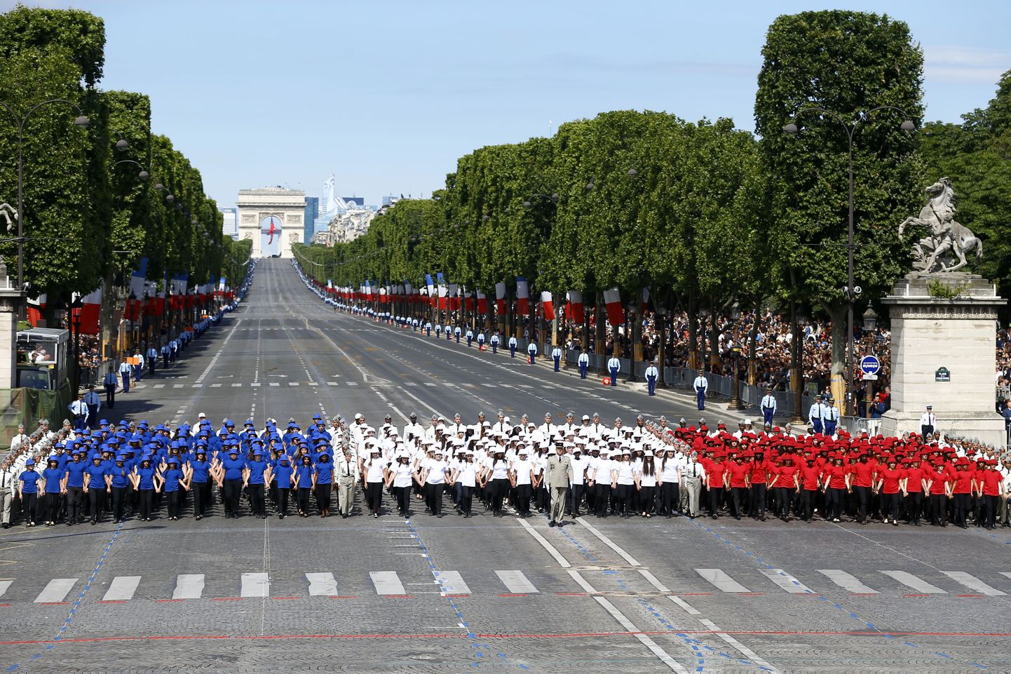 Prantsuse trikoloori värvides lapsed laulmas Bastille' päeva pidustustel Pariisis.