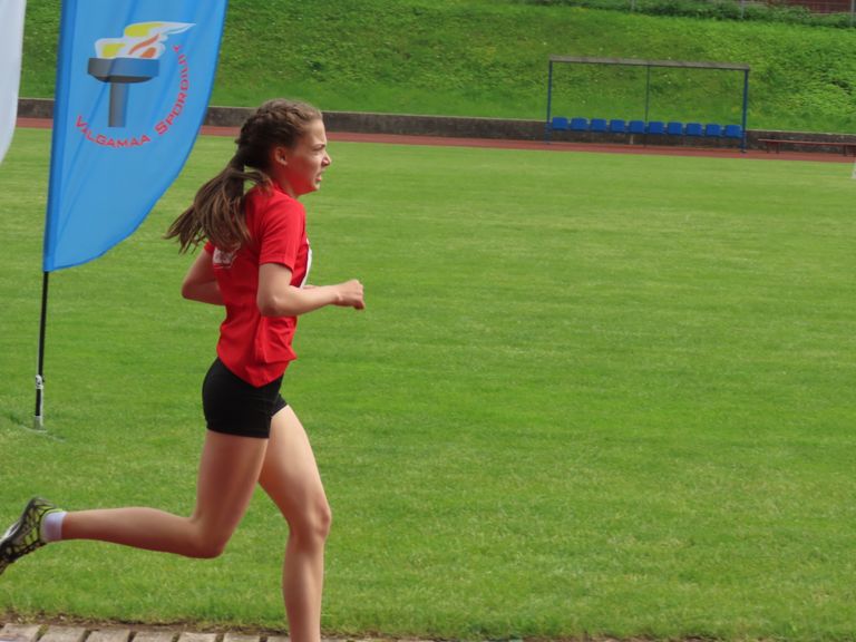 Tüdrukute noorema vanuserühma 600 meetri jooksu võitis Lizetta Šemeljova.