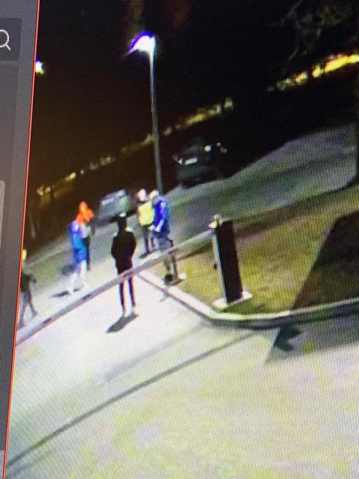 Во время совершения акта вандализма камера видеонаблюдения засняла группу подростков перед Кохтла-Ярвеской госгимназией.