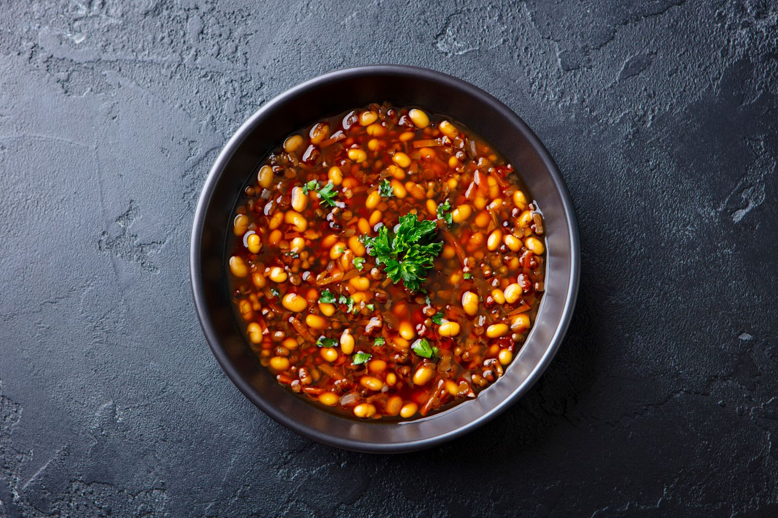 Суп с фасолью и томатами. Иллюстративное фото