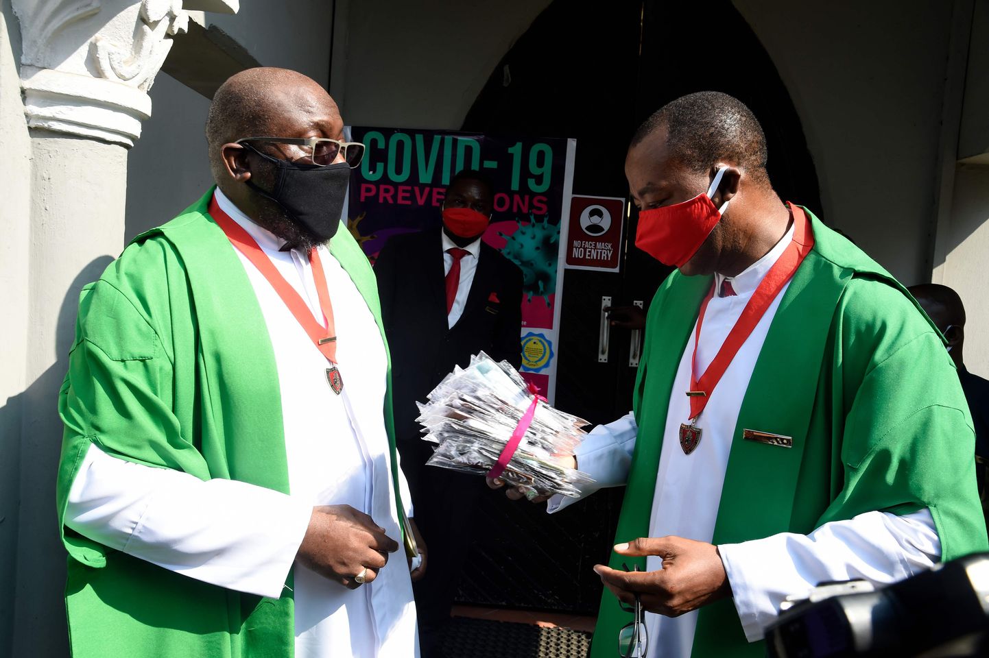 Nigeeria preestrid valmistuvad Lagoses jagama rahvale kaitsemaske.