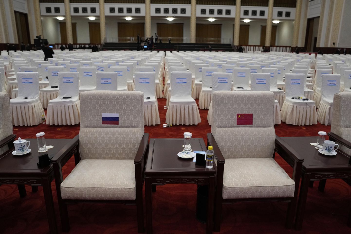 Venemaa presidendi Vladimir Putini ja tema Hiina ametivenna Xi Jinpingi tühjad toolid pärast Vöö ja Tee avatseremooniat Pekingis 18. oktoobril 2023.