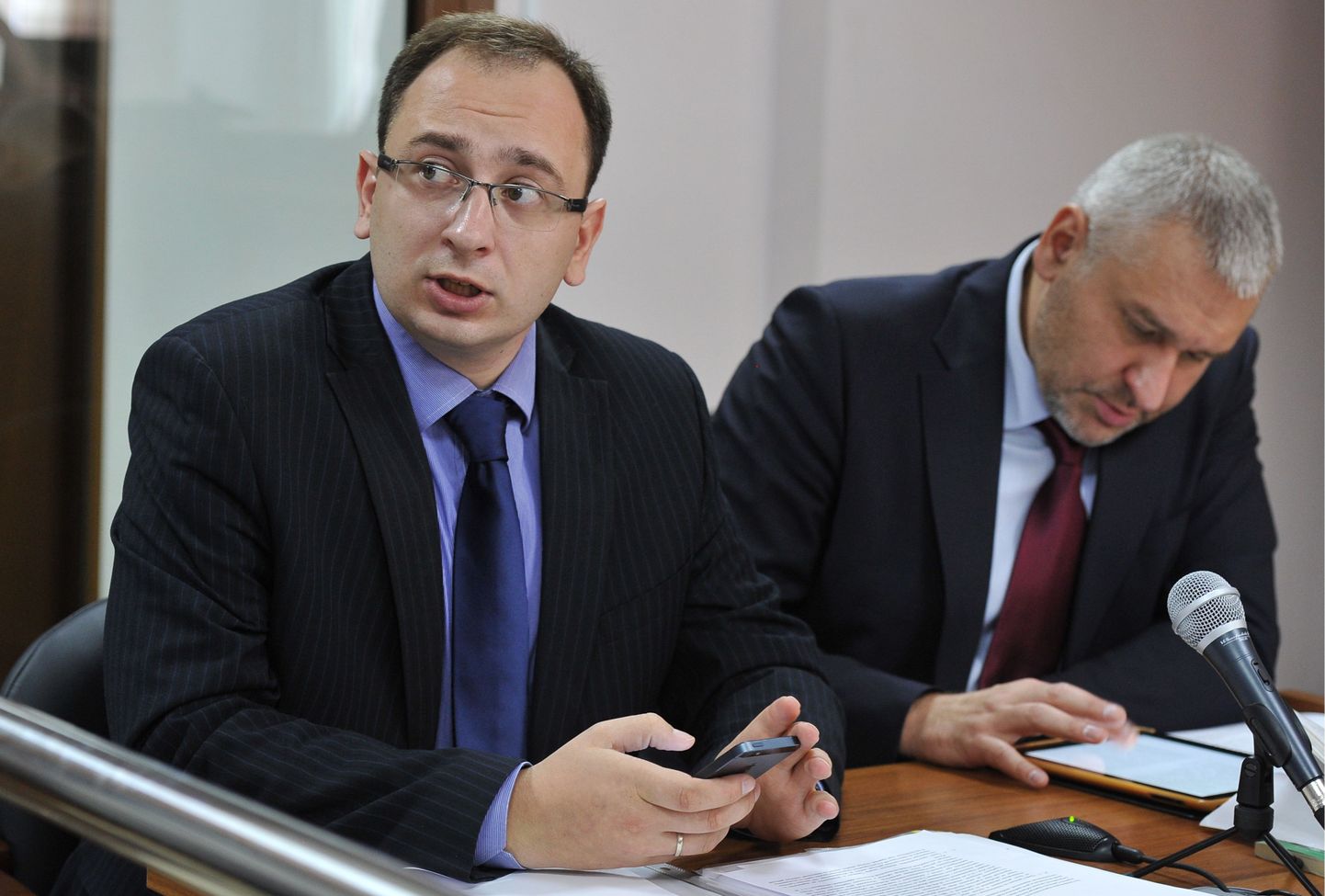 Advokaadid Nikolai Polozov (vasakul) ja Mark Feigin.